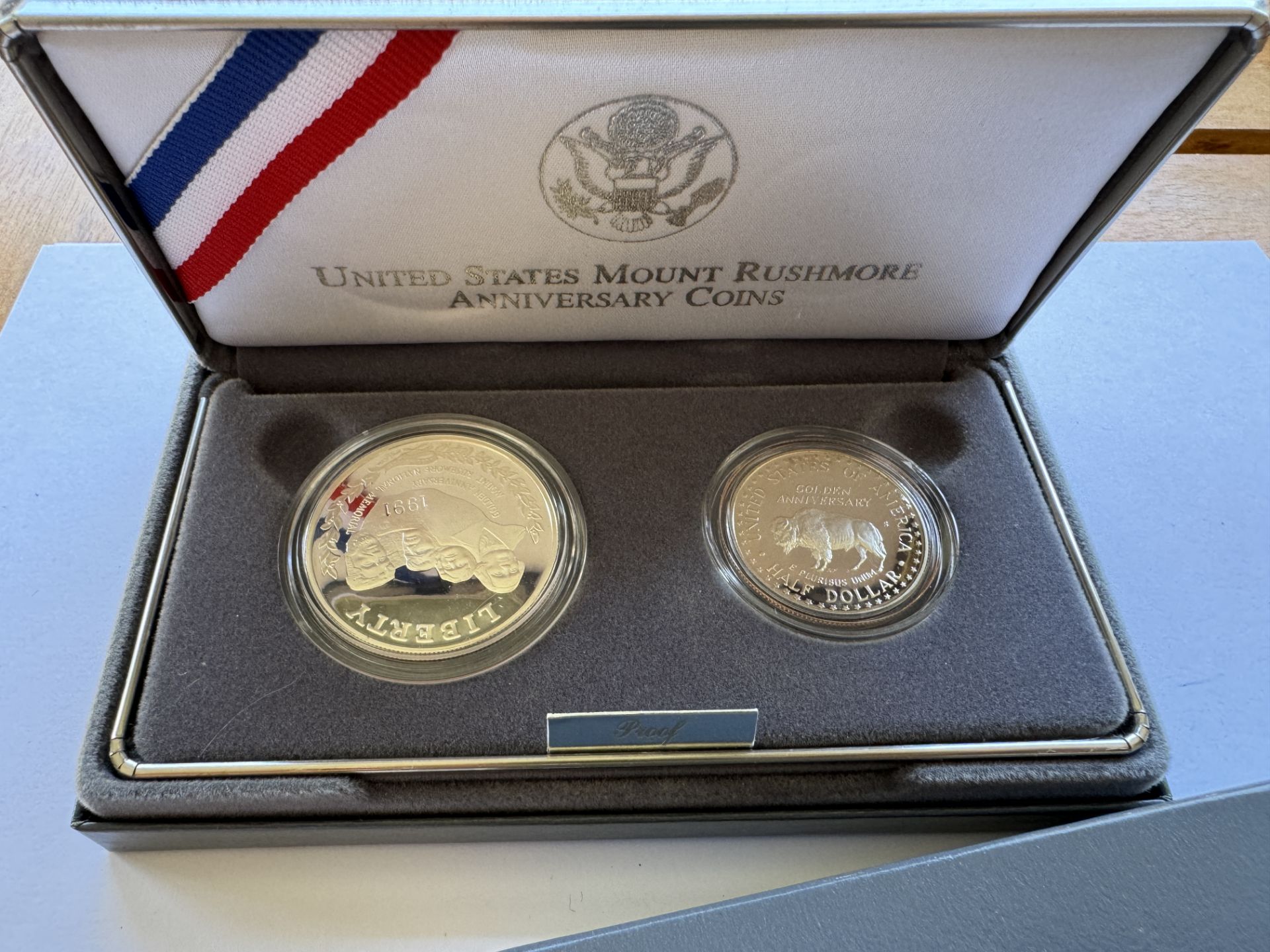 1991 SILVER PROOF HALF DOLLAR COIN - U.S MOUNT RUSHMORE ANNIVERSARY - IN BOX - Image 2 of 2