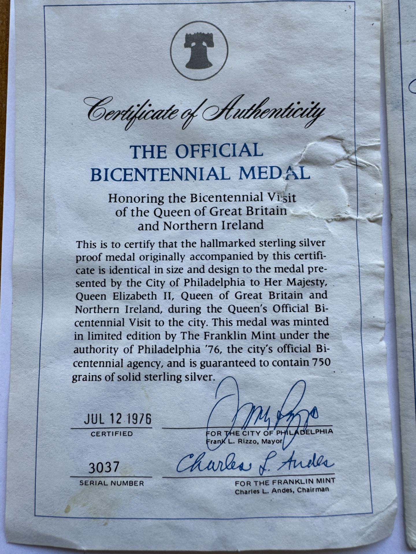 1976 OFFICIAL BICENTENNIAL QUEEN ELIZABETH II VISIT MEDAL CERTIFICATE - Image 2 of 2