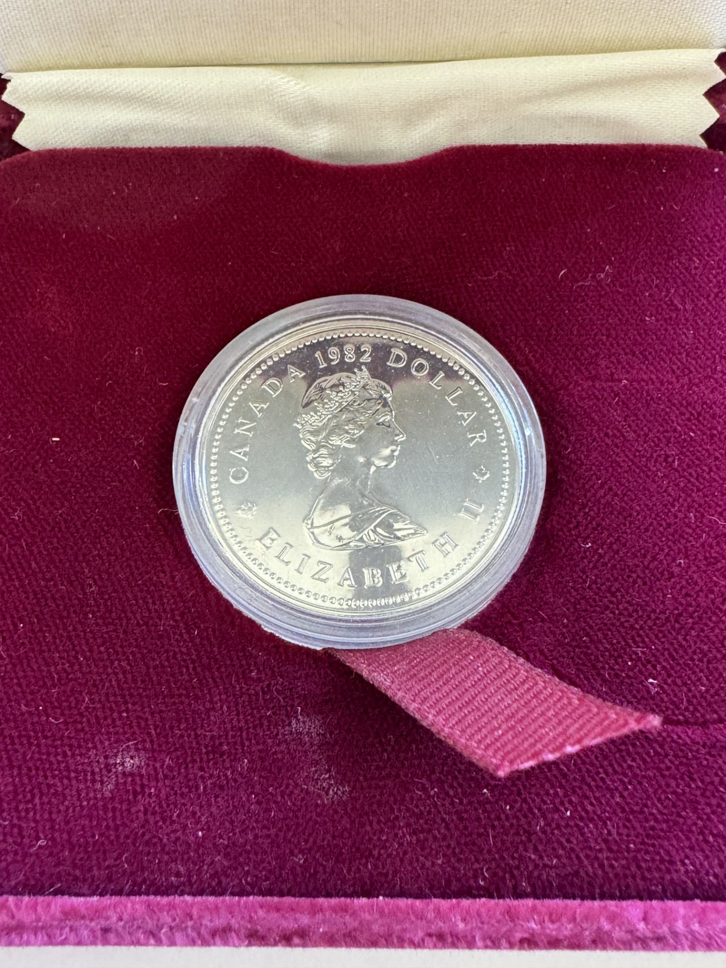 1982 CANADIAN 1 DOLLAR 1867 CONFEDERATION CONSTITUTION COIN - IN BOX - Image 3 of 4