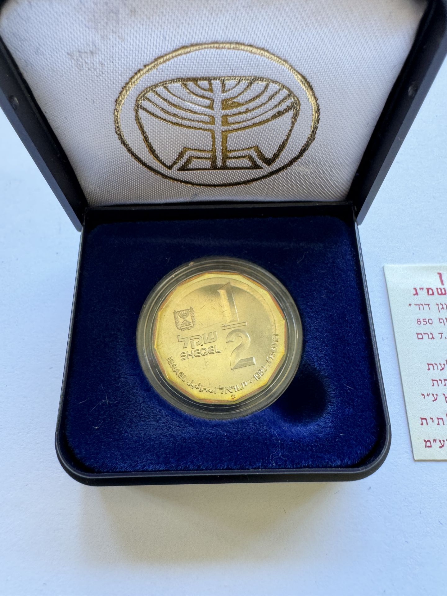 1982 ISRAEL 1/2 SHEQEL GOLD COIN - HOLY LANDS QUMRAN CAVES - Image 3 of 3