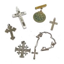 4 x silver marked crosses (1 on 40cm chain) - 11.5g etc