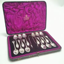 Mappin & Webb 1893 silver cased set of 12 teaspoons with matching tongs - silver weight 217g &