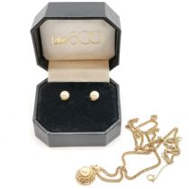 9ct hallmarked gold pendant set with pearl on a 9ct marked gold 50cm neckchain t/w a pair of 9ct