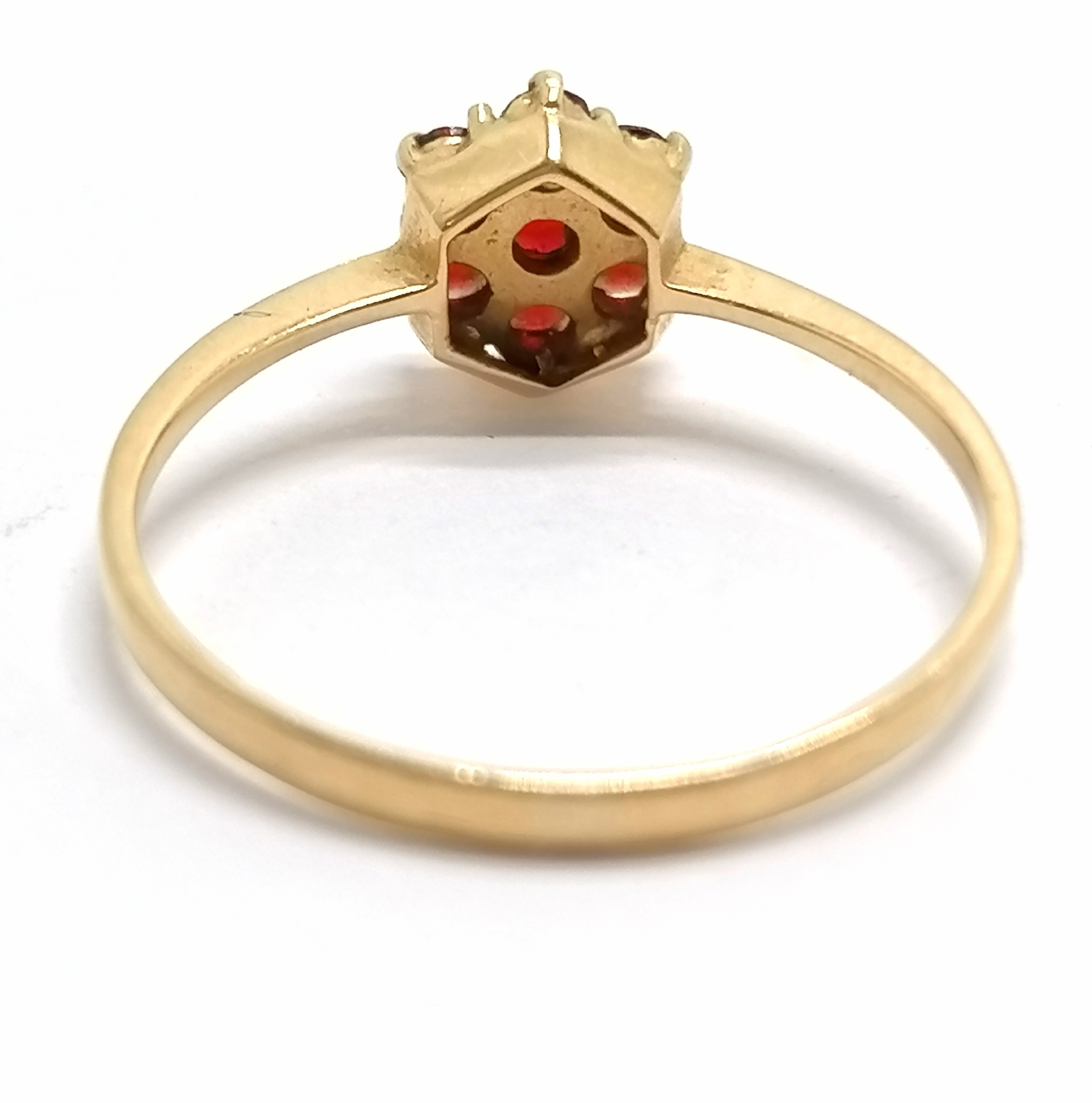 18ct marked gold garnet stone set cluster ring - size N½ & 1.4g total weight - Image 3 of 3