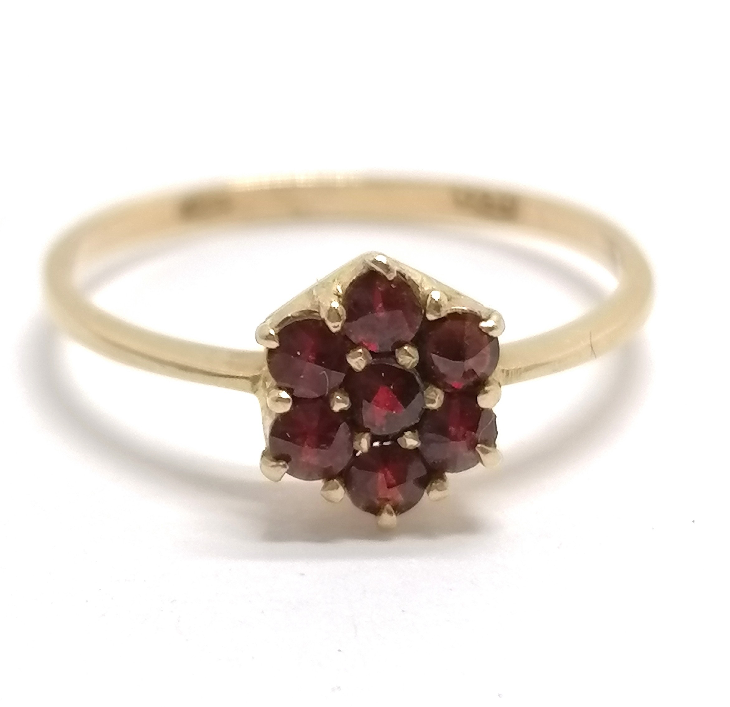 18ct marked gold garnet stone set cluster ring - size N½ & 1.4g total weight