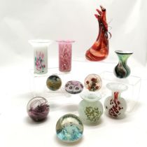 Qty of glassware inc Mdina cockerel (22cm) + vases, Phoenician art, Selkirk turtle doves paperweight