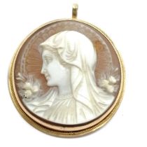 Unmarked gold carved cameo pendant / brooch depicting a female saint - 3.2cm drop & 6.8g total