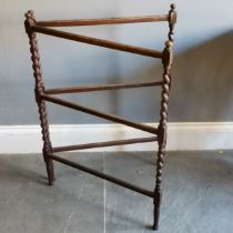 1930s Oak clothes airer with barley twist supports. Measures 62cm x 92cm. Used condition.