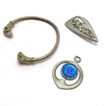 Ceard seabirds pewter brooch, R Tenn Swedish pendant with blue glass centre (5cm) & rams head detail