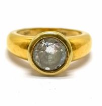 Silver gilt white stone set solitaire ring - size N & 7.4g ~ slight a/f