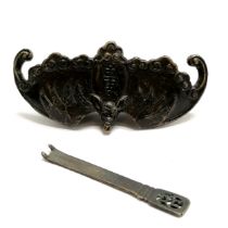 Oriental bronze bat padlock and key - 9.5cm