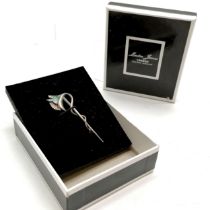 Silver hallmarked flower brooch with enamel detail in retail box - 6.5cm long & 4.9g and in a retail