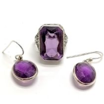 Unmarked white metal ring (touch tests as 18ct) set with an amethyst - size K½ & 6.2g total weight