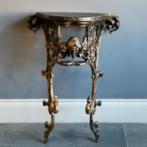 Coalbrookdale cast iron console table, bears registrtion number and kite mark, 52 cm wide, 31 cm