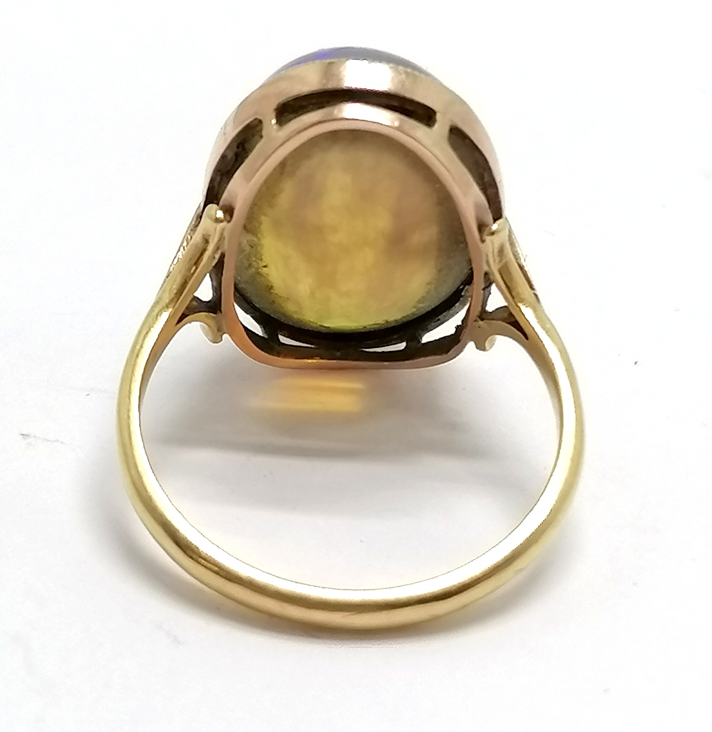 9ct marked gold cabochon opal stone set ring - size P½ & 4.8g total weight ~ stone has light surface - Image 6 of 7