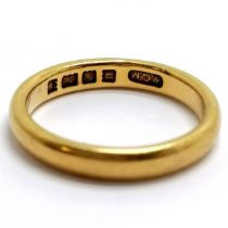22ct hallmarked gold band ring - size P & 5.7g - 3mm wide