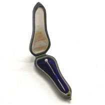 Antique unmarked gold pearl set pin (in original Goldsmiths & Silversmiths box) - pin 5.2cm & 0.7g