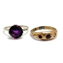 2 x antique gold rings - garnet & pearl (1 missing) and amethyst - both a/f & total weight 3g