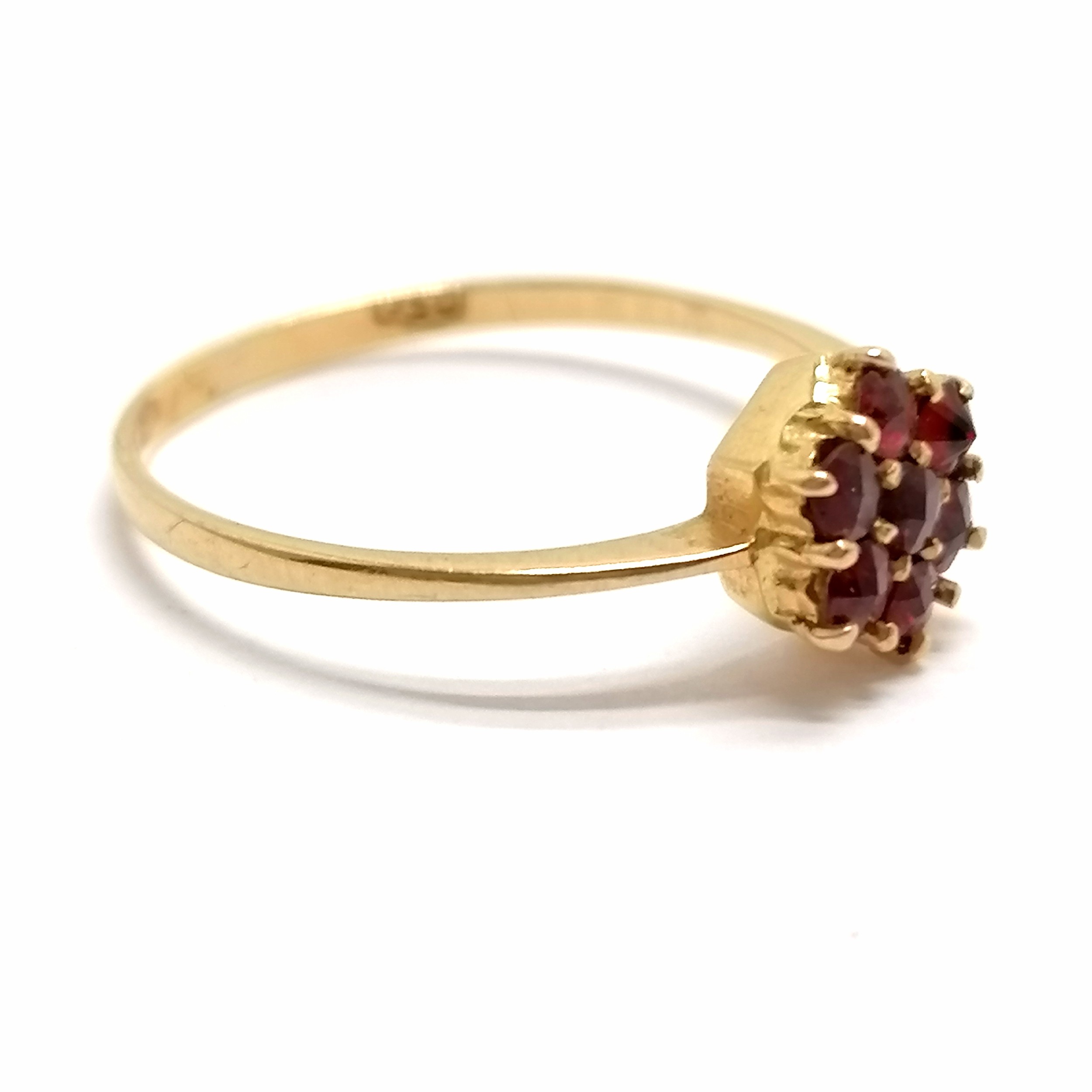 18ct marked gold garnet stone set cluster ring - size N½ & 1.4g total weight - Image 2 of 3