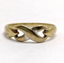 9ct hallmarked gold crossover detail ring - size Q & 1.8g - SOLD ON BEHALF OF THE NEW BREAST