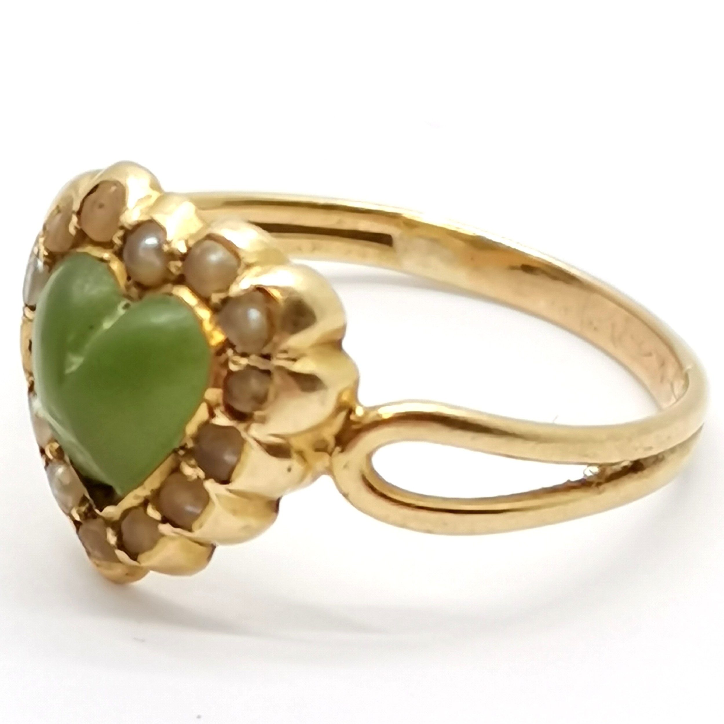 Antique unmarked gold ring with heart shaped green stone with pearl surround (missing 1 pearl) - - Image 4 of 4