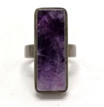 1974 silver hallmarked amethyst set ring by PW - size N & 8.8g total weight