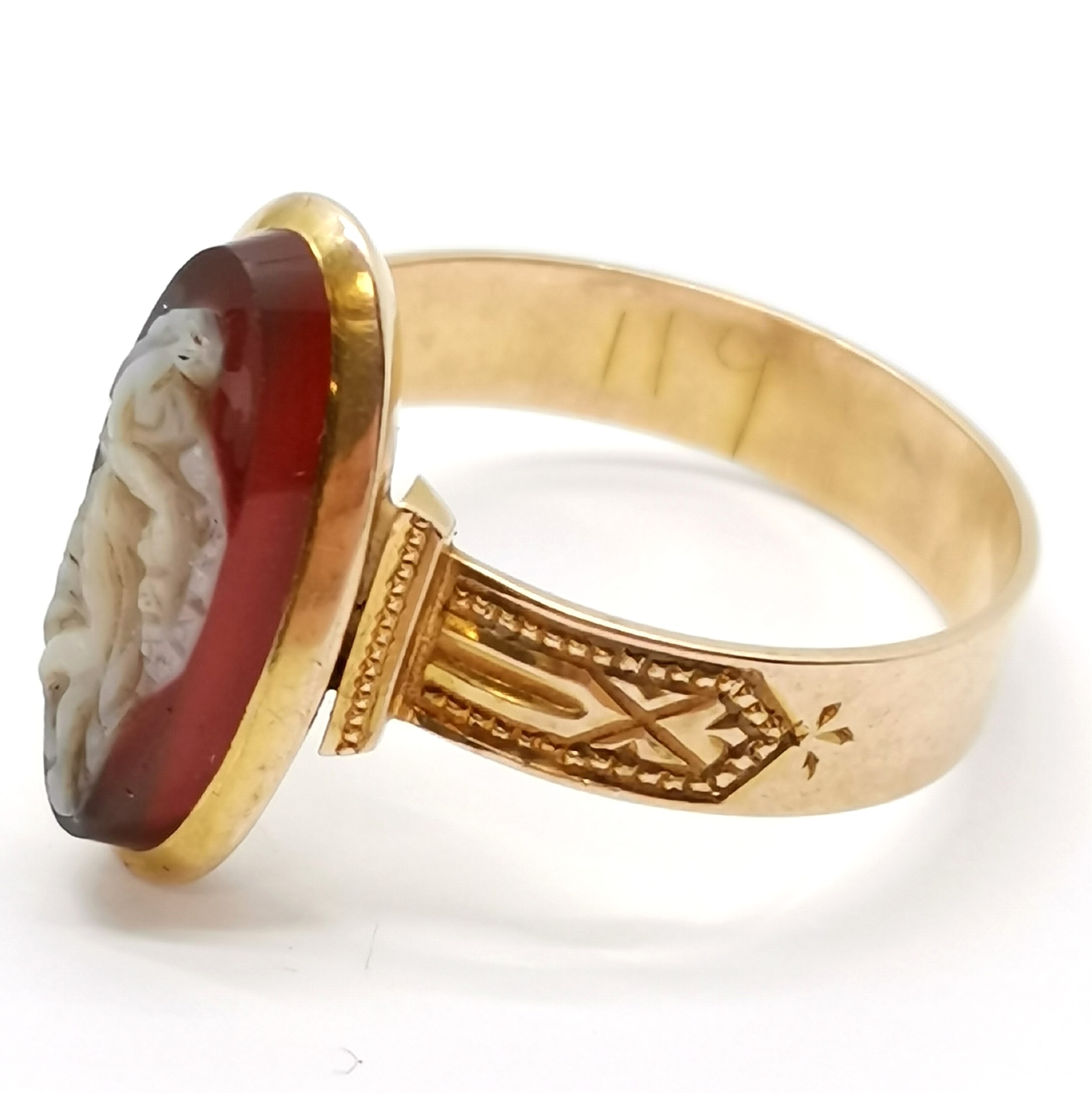 Antique unmarked gold hardstone carved cameo ring with engraved detail to shoulders - size Q½ & 3.2g - Image 3 of 4