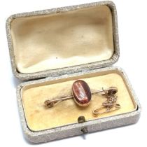 Antique 9ct marked gold bar brooch set with a cabochon goldstone with unmarked gold safety chain -