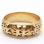 Chinese 20ct marked gold band ring with 3 character marks to front by CS - size K & 5.3g
