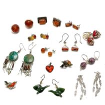 Qty of mostly silver jewellery inc amber, Venetian heart bead, green hardstone earrings etc - some