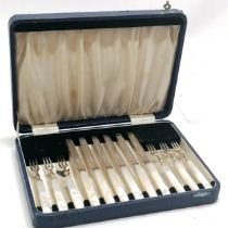 1937 cased set of 6 silver bladed fruit knives / forks with mother of pearl handles by Viner's Ltd -