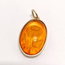 Unmarked gold mounted amber pendant with intaglio style floral detail - 3cm drop & 3.1g total weight