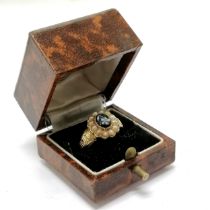 18ct hallmarked gold (marks rubbed) memorial ring with hardstone cameo of a flower surrounded by