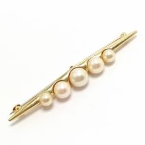 9ct hallmarked gold pearl set bar brooch - 5.8cm (largest pearl approx 6.5mm diameter) & 3.7g