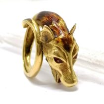 Unusual 18ct marked gold ring in the shape of a wolfs head & tail with enamel detail - size K½ &