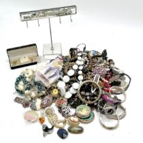 Large qty of costume jewellery t/w mirrored jewellery stand.