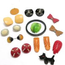 Qty of vintage plastics jewellery inc French dress clips, Japanese Scottie dog brooch, clip-on