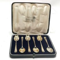 1938 cased set of 6 silver teaspoons by Goldsmiths & Silversmiths Co Ltd - spoons 11cm & 77g