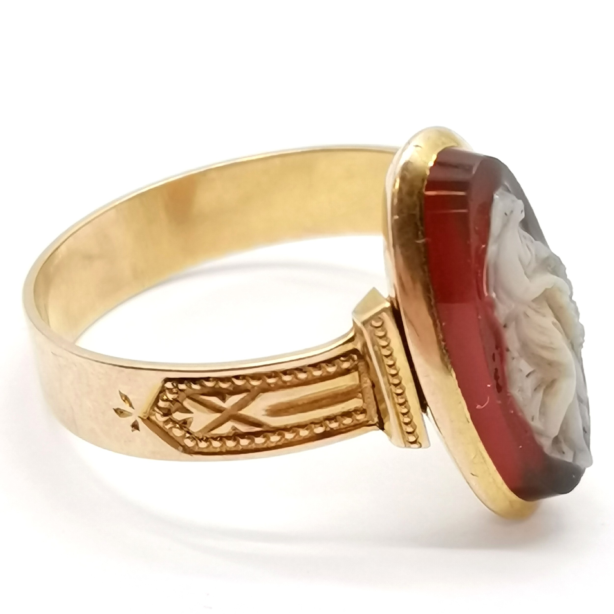 Antique unmarked gold hardstone carved cameo ring with engraved detail to shoulders - size Q½ & 3.2g - Image 4 of 4