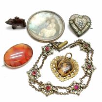 Qty of antique jewellery inc bracelet set with garnet / pearl, petrified wood (?) set heart