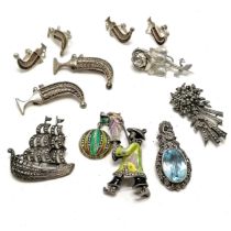 Qty of silver (some unmarked) jewellery inc jambiya (2 brooches & 2 pairs of matching earrings),