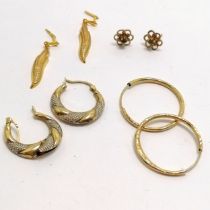 4 x pairs of 9ct gold earrings inc hoops & emerald - total weight 3.7g - I pair of hoops is A/F-