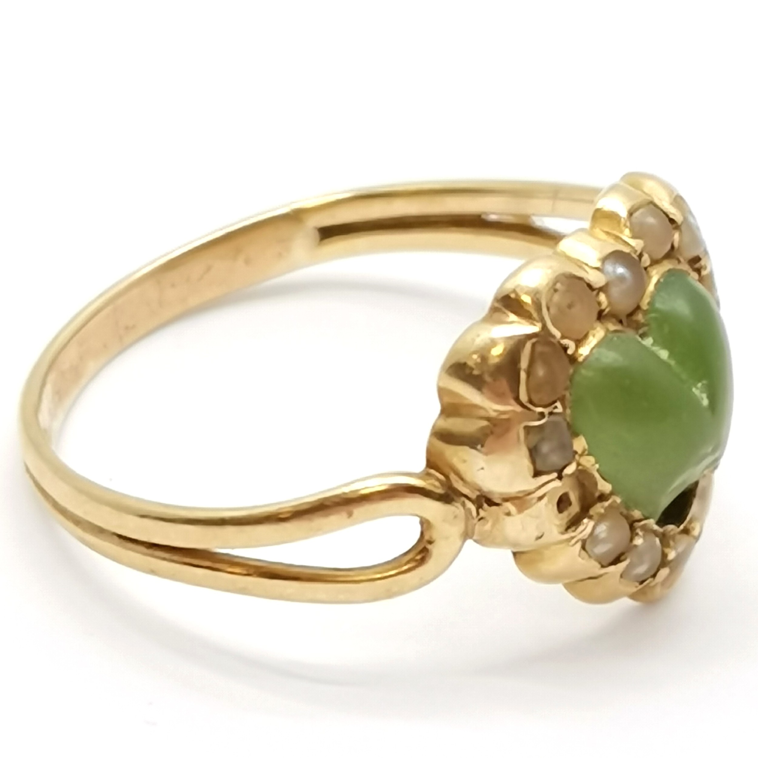 Antique unmarked gold ring with heart shaped green stone with pearl surround (missing 1 pearl) - - Image 3 of 4