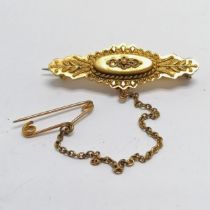 Antique 15ct marked gold bar brooch with unmarked gold safety chain - 4cm & 2.5g total weight (has