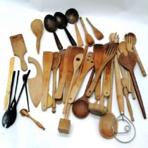 Qty of wooden kitchen utensils inc a carved horn spoon, ladles, etc.