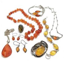 Qty of amber & silver jewellery inc brooch / pendant with leaf detail (4.8cm), 2 bracelets,