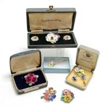 Qty of porcelain flower jewellery inc cased Royal Crown Derby earrings / brooch set (box 14.5cm x