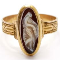 Antique unmarked gold hardstone carved cameo ring with engraved detail to shoulders - size Q½ & 3.2g