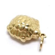 18ct hallmarked gold hollow cast turtle pendant - 3.2cm drop & 4.1g & bale has been cut