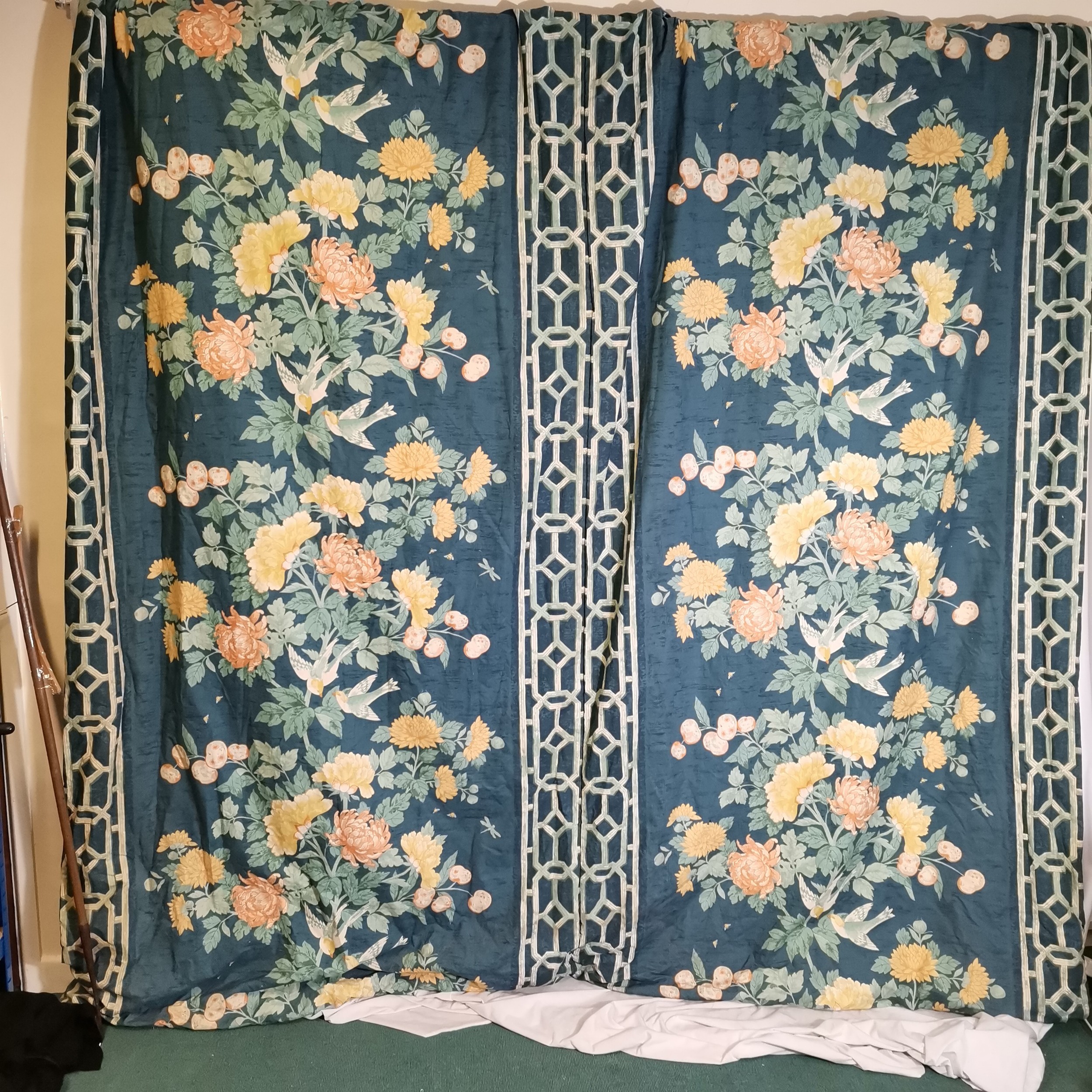 Pair of vintage curtains blue ground with botanical scene of birds and fauna, matching pelmet and - Bild 2 aus 5